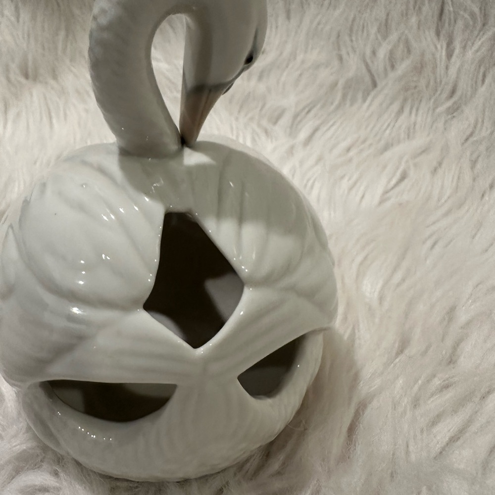 Lladro 4829 Swan Ball Figurine Glossy White Mint Condition Made in Spain - Picture 6 of 6